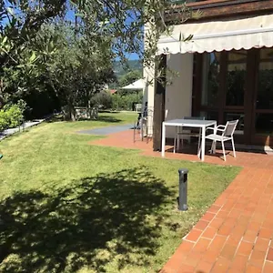 Con Ampio Giardino Esterno E Piscina Condominiale Ferienhaus